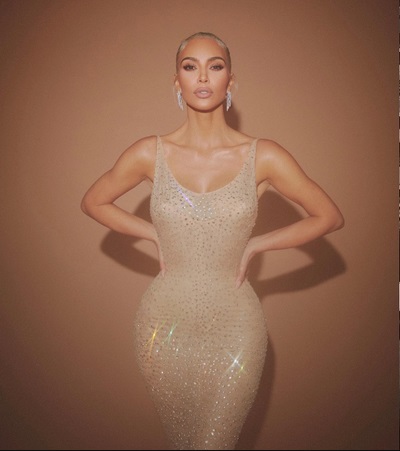 Imagem Com Kim Kardashian E Ao Icônico Vestido Usado Por Marylin