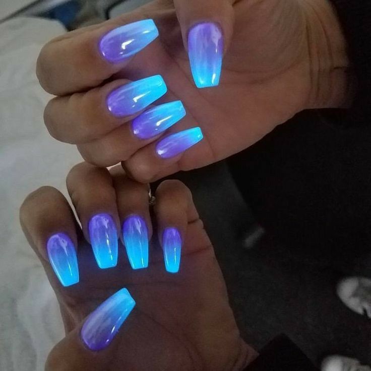 Imagem Com Esmalte Neon Azul No Escuro