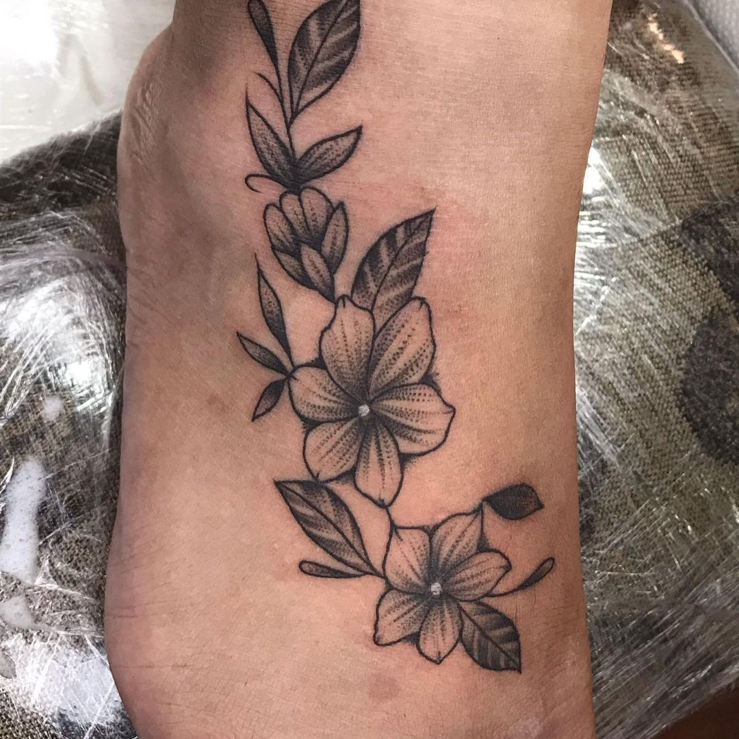 Imagem Com Tatuagem De Flor E Folhas No Pé