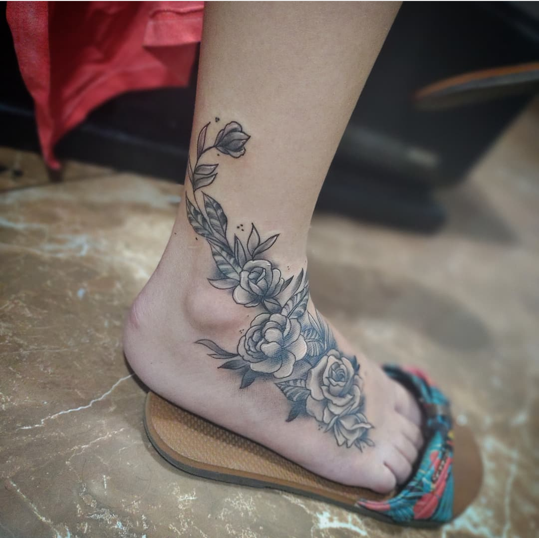 Imagem Com Tatuagem De Flor No Pé E Tornozelo