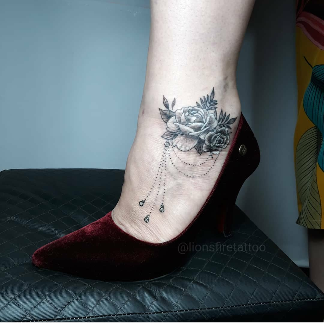 Imagem Com Tatuagem De Flor No Pé Com Correntes