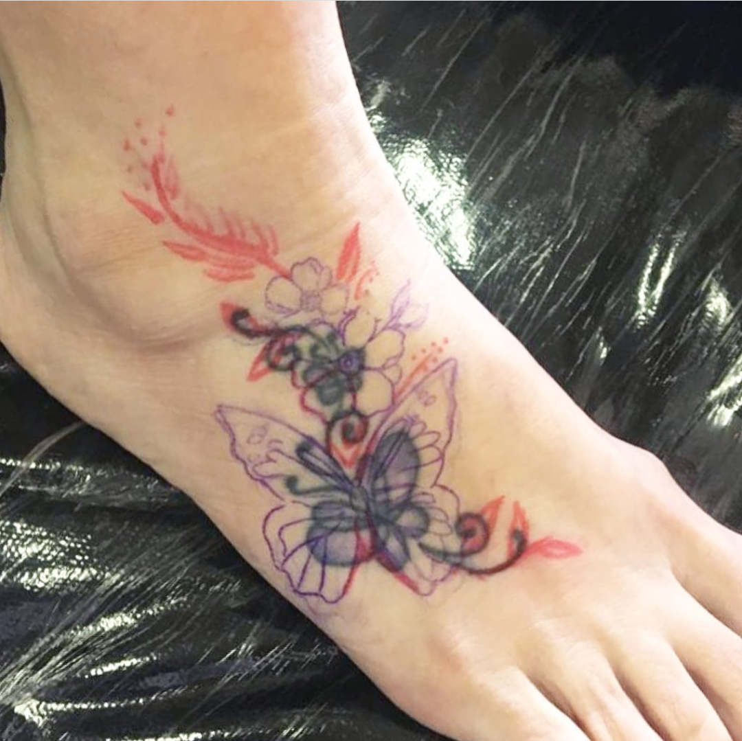 Imagem Com Desenho Da Tatuagem De Flor No Pé Com Borboleta