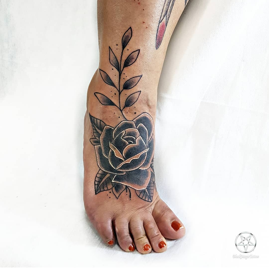 Imagem Com Tatuagem De Flor No Pé Com Detalhes Em Branco