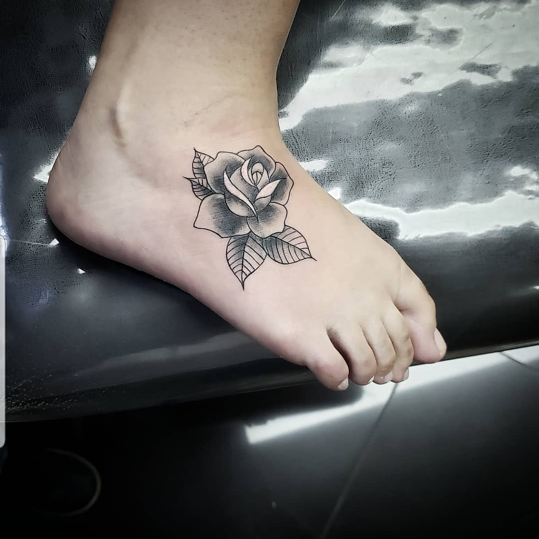 Imagem Com Tatuagem De Flor No Pé  (Rosa)