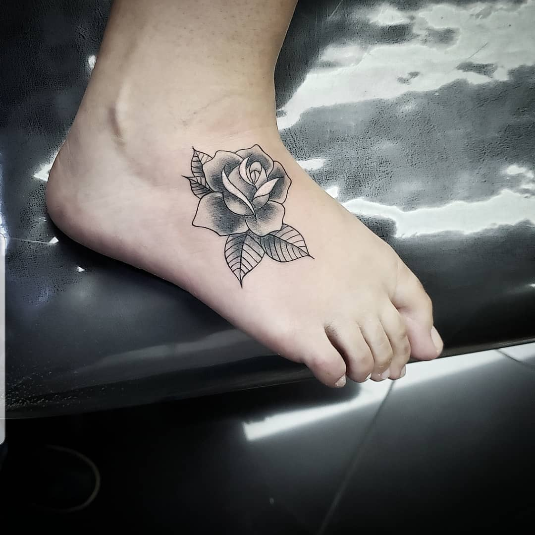 Imagem com tatuagem de flor no pé  (rosa)