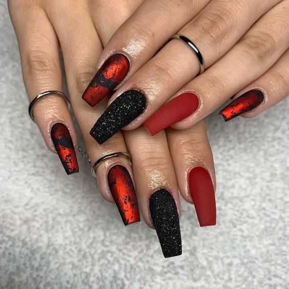 Imagem com Unhas Vermelho com Preto geométricas