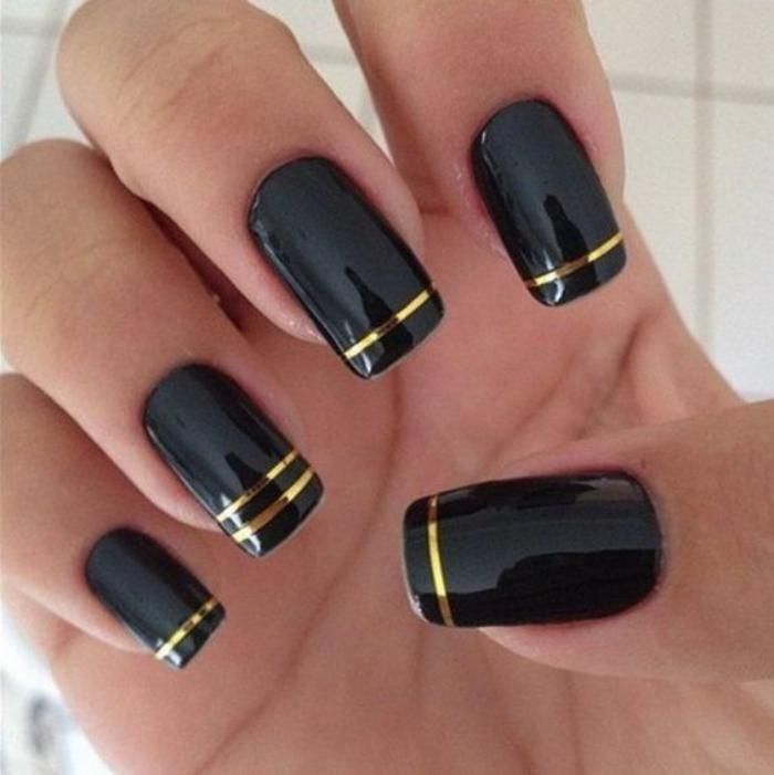 Imagem Com Unhas Decoradas Pretas Com Fita Metalizada Dourada