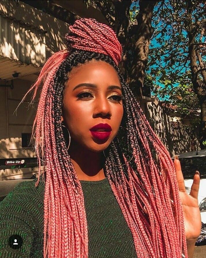 Imagem com box braids rosa com semi coque