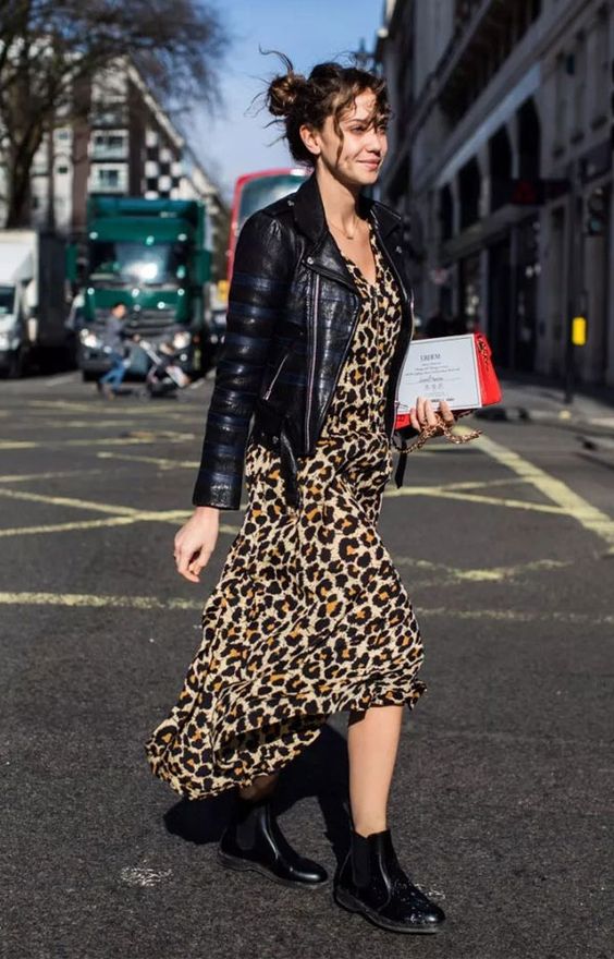 Imagem Com Bota Chelsea Feminina Cano Médio Com Vestido Animal Print