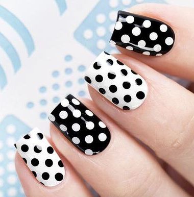 Imagem Com Unhas Decoradas Pretas Com Branco E Poá