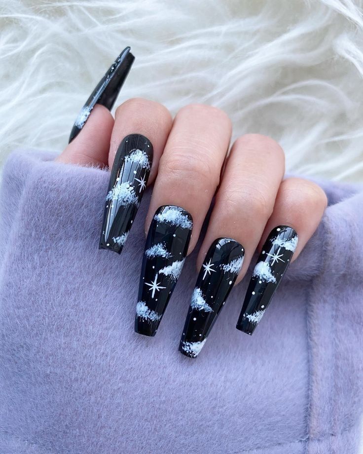 Imagem com unhas de nuvem com esmalte preto