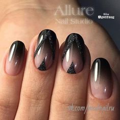 Imagem com unhas ombré nude, preto e detalhes em glitter preto