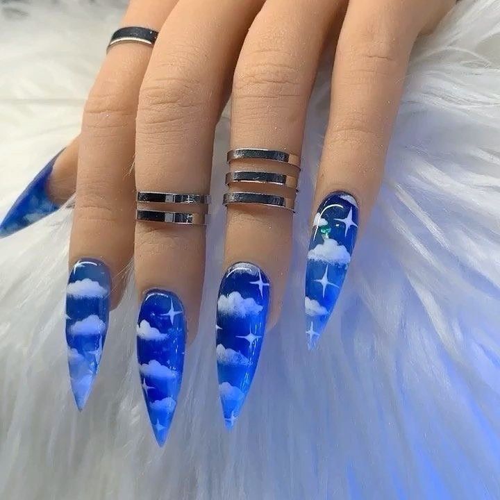 Imagem com unhas de nuvem em degradê de azul