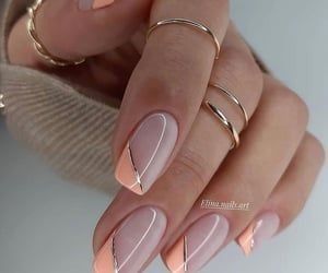 Imagem Com Unhas Espanholas Com Rosa Claro E Fio Metálico