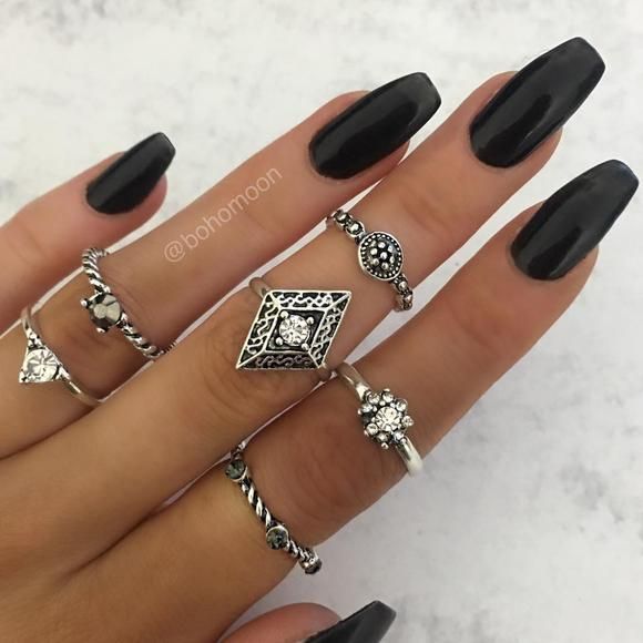 Imagem Com Unhas Decoradas Pretas Com Anéis