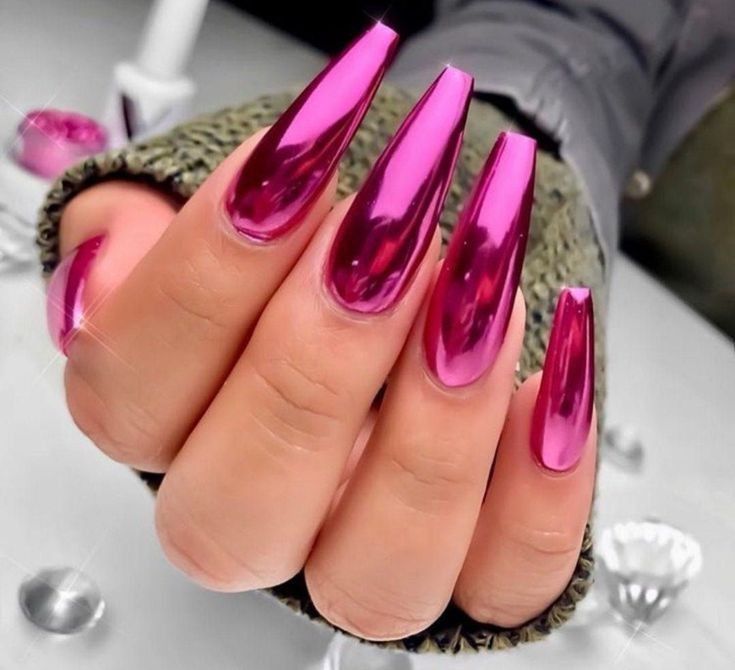 Imagem com unha bailarina com esmalte rosa cromado