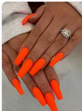 Imagem com esmalte neon laranja