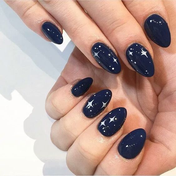 Imagem Com Unhas Cósmicas Discretas Em Azul Escuro