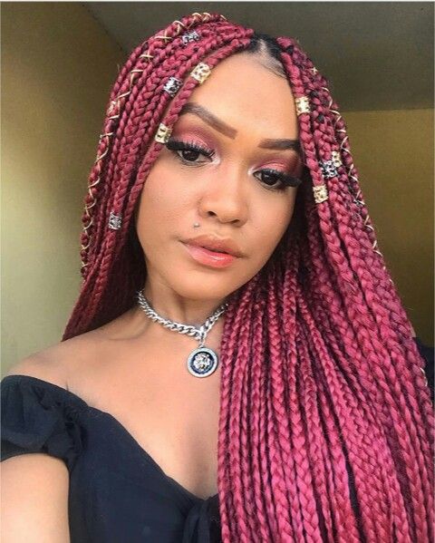 Imagem com box braids rosa com anéis