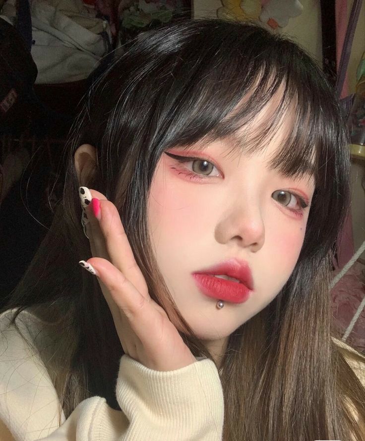 Imagem Com Lábios Vermelhos Claros Na Maquiagem Coreana