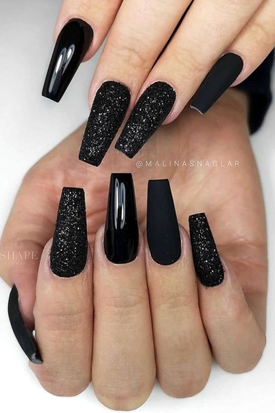 Imagem Com Unhas Decoradas Pretas Com Glitter E Foscas