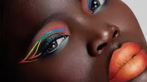 Imagem Com Maquiagem Colorida Com Delineado Gráfico E Batom Laranja