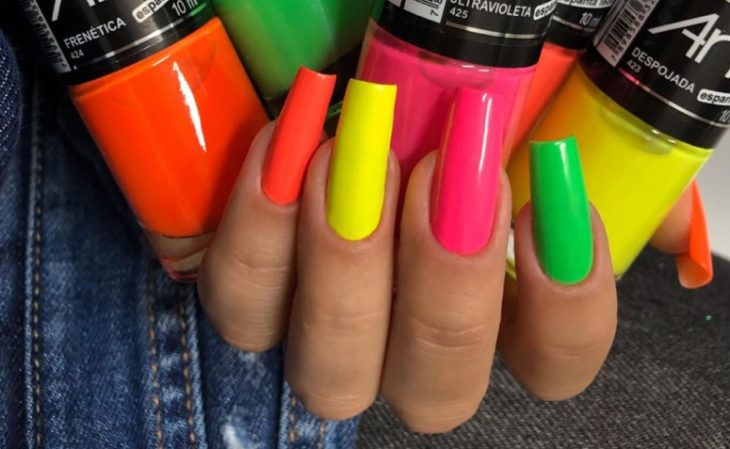 Imagem Com Esmalte Neon Laranja, Rosa, Verde E Amarelo