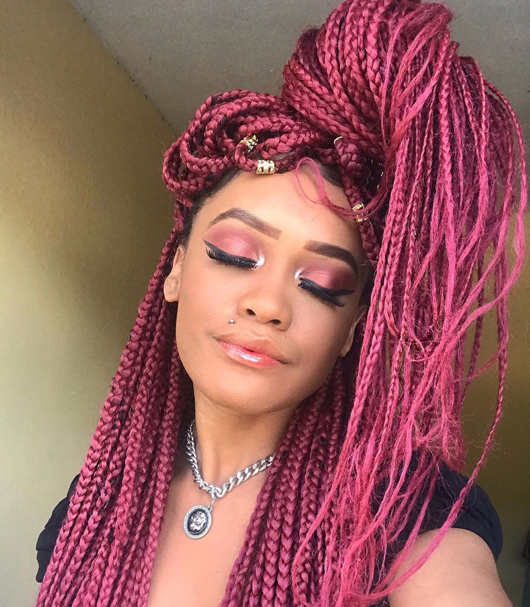 Imagem com box braids rosa em cabelo longo