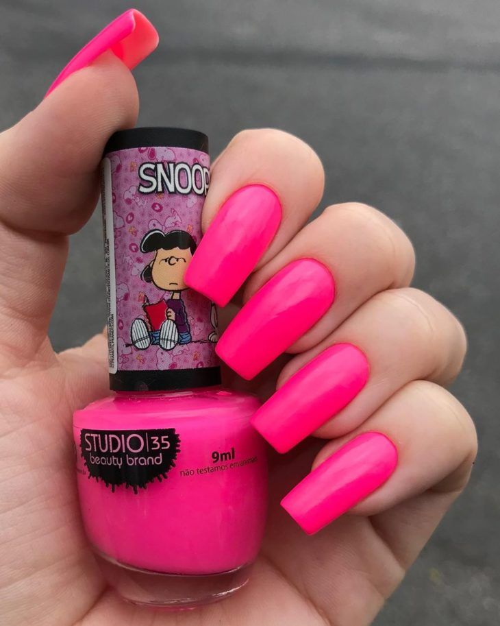 Imagem com esmalte neon rosa