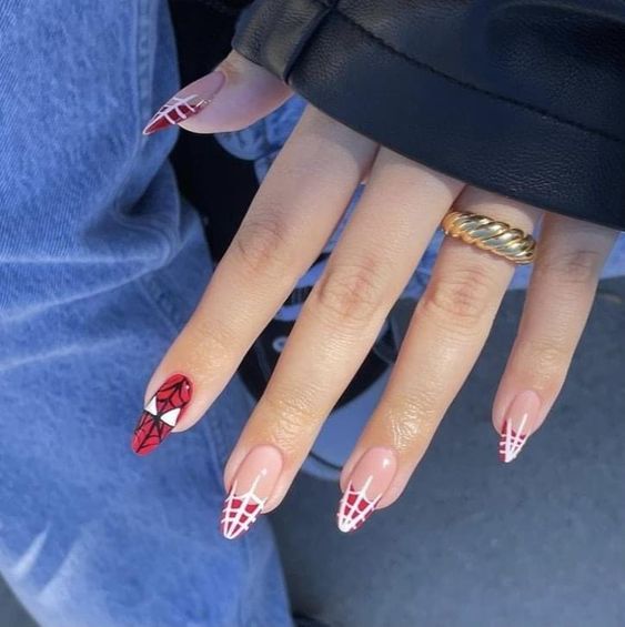 Imagem com Unhas Vermelho com Preto Transparentes com decoração de homem aranha