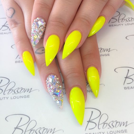 Imagem Com Esmalte Neon Amarelo Em Unhas Stiletto