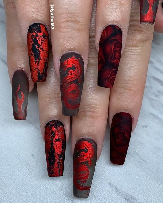 Imagem Com Unhas Vermelho Com Preto Com Nail Art