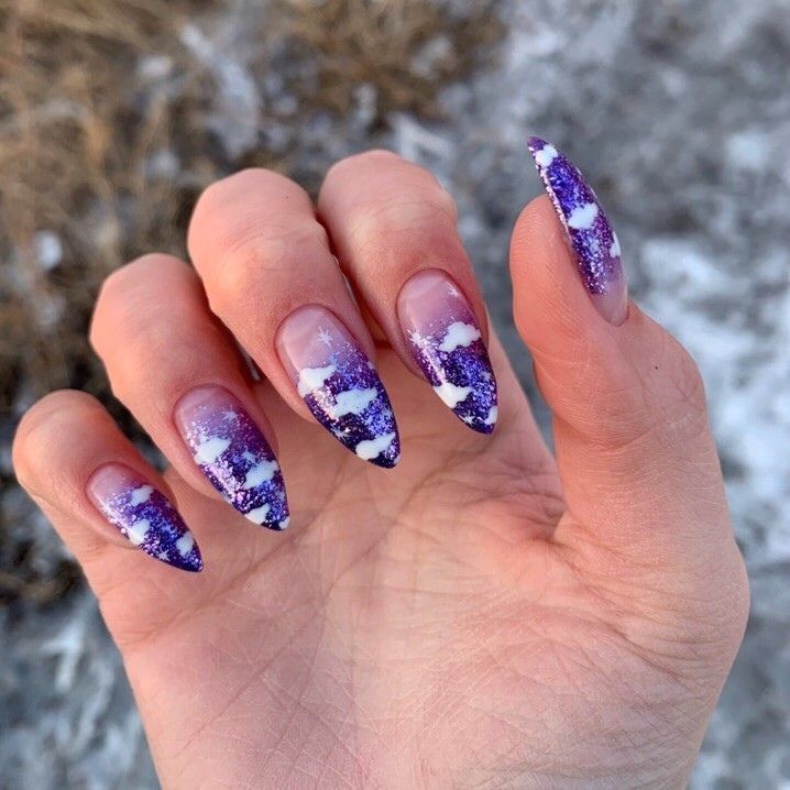 Imagem com unhas de nuvem com roxo degradê