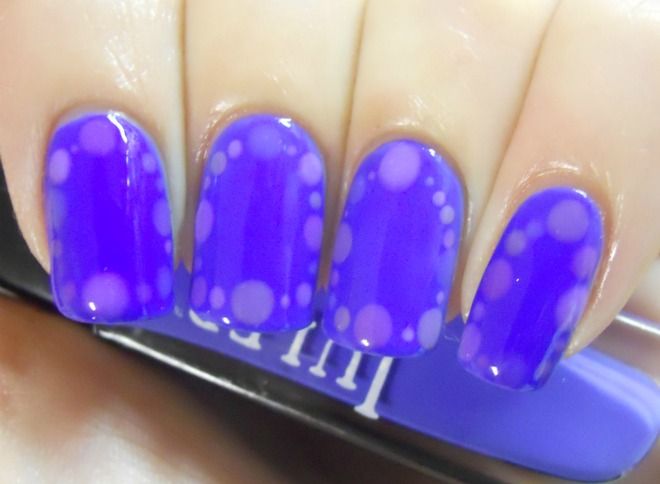 Imagem Com Border Nails Com Base Roxo Vibrante E Bolinhas Lilás