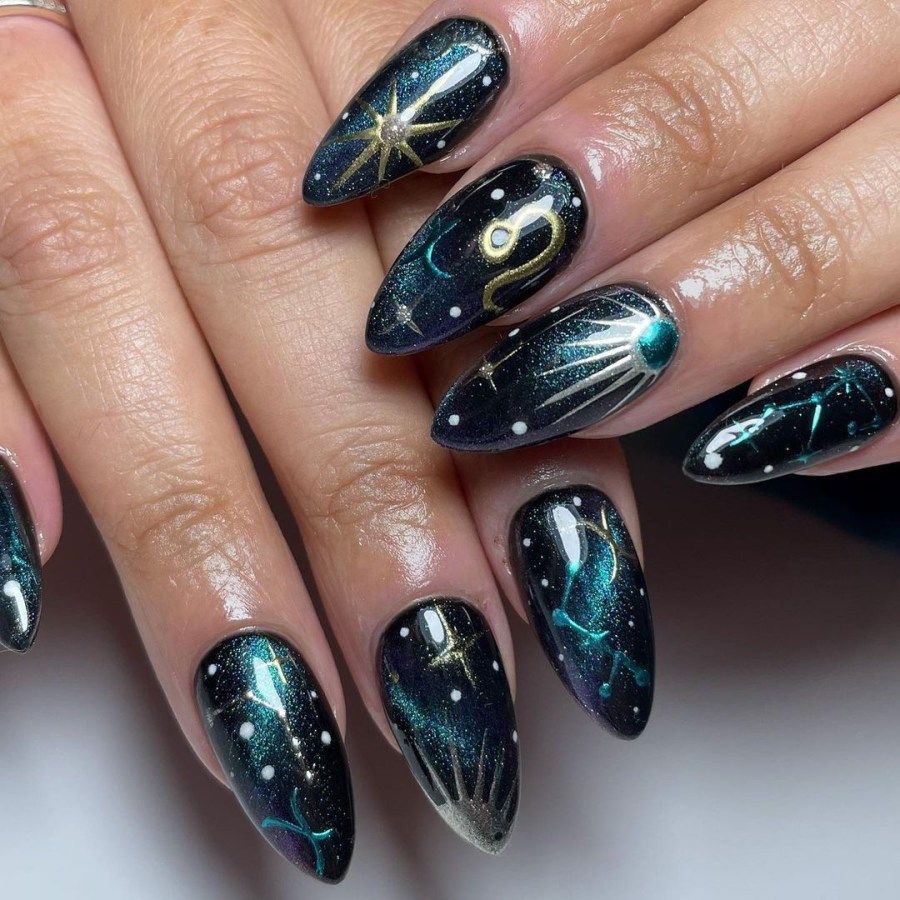 Imagem Com Unhas Cósmicas Com Detalhes Em Azul E Dourado