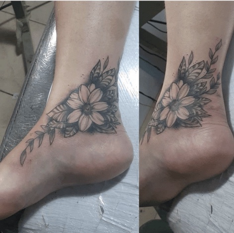 Imagem Com Tatuagem De Flor No Pé E No Tornozelo Com Folhas