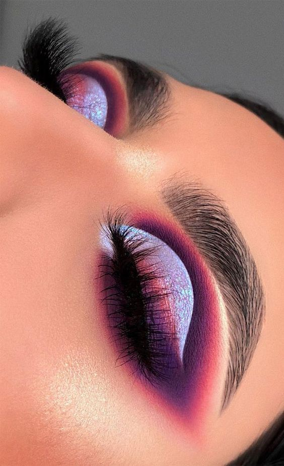 Imagem com cut crease em tons azuis, roxos e rosas