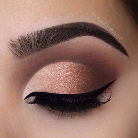 Imagem com técnica cut crease em tons nude