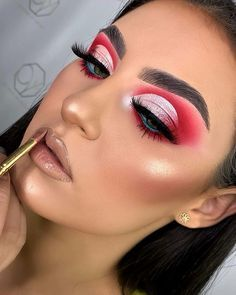 Imagem com cut crease com sombra vermelha e branca