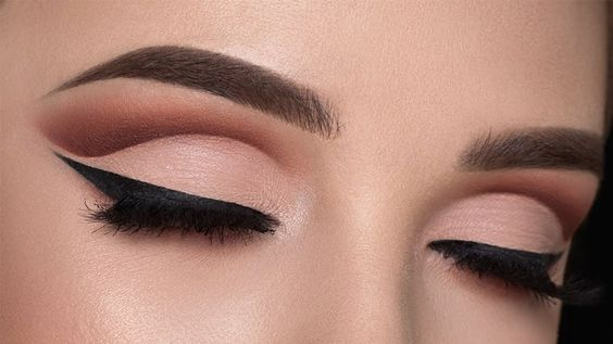 Imagem com cut crease neutro com côncavo marcado