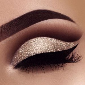 Imagem com cut crease com glitter