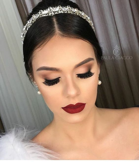 Imagem Com Maquiagem De Noiva Clássica Com Esfumado E Batom Vermelho