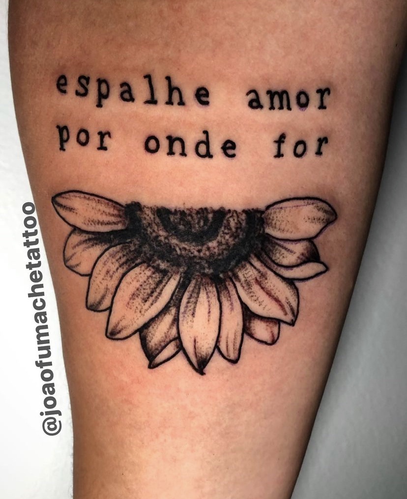 Imagem com tatuagem de girassol com frase