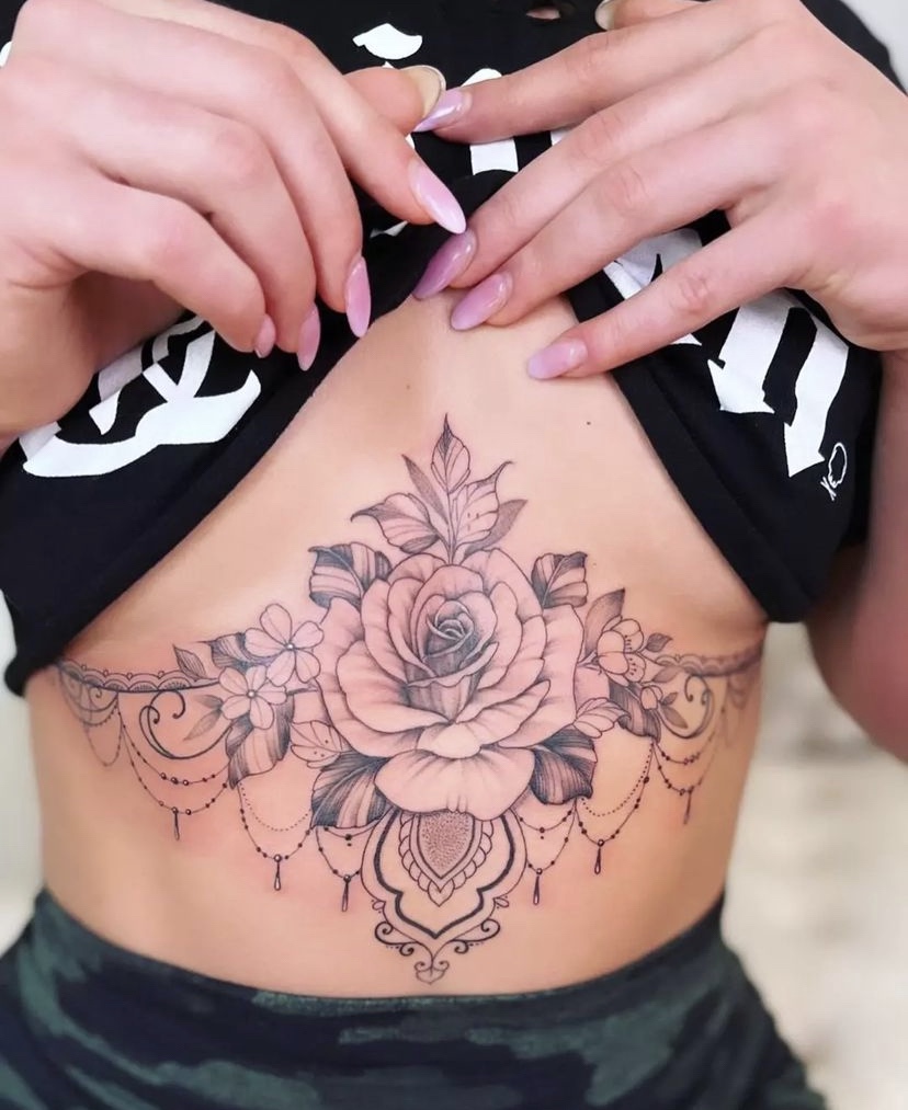 Imagem com tatuagem de rosa na barriga