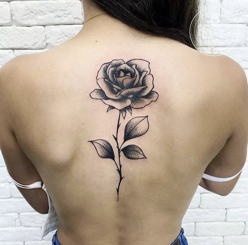 Imagem Com Tatuagem De Rosa Nas Costas