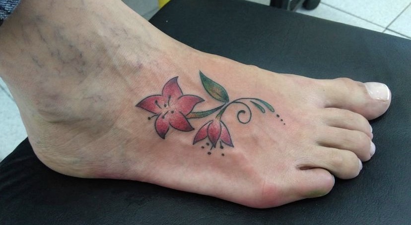 Imagem Com Tatuagem De Flor No Pé Simples