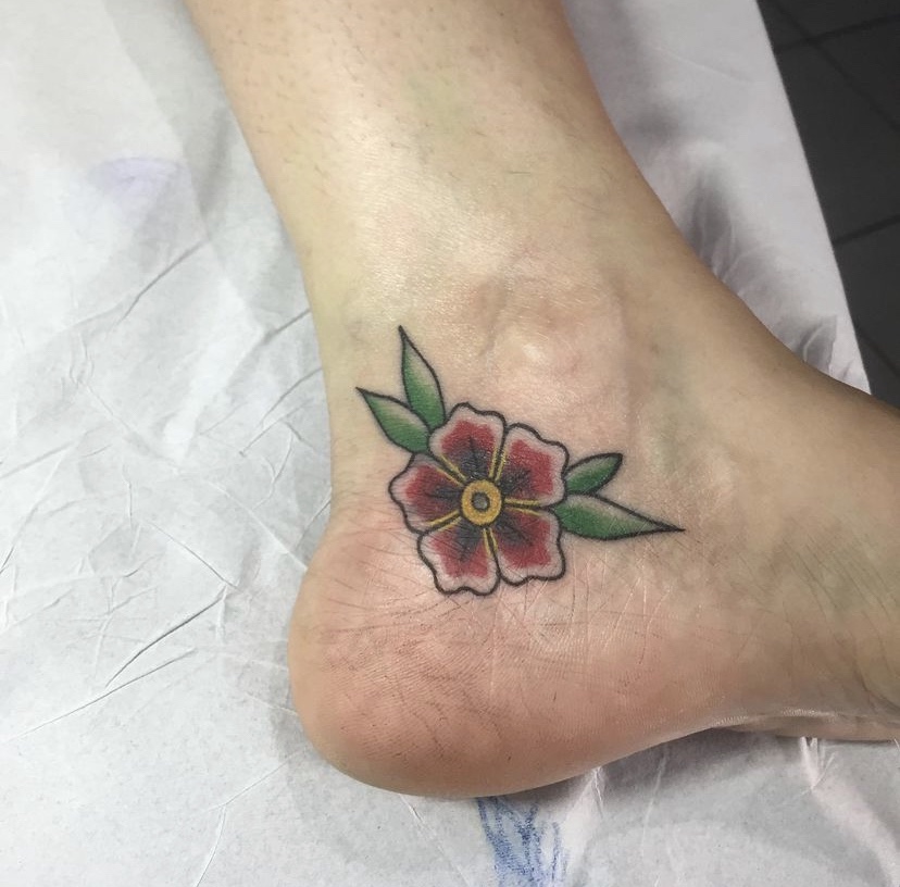 Imagem com tatuagem de flor no pé em estilo oriental