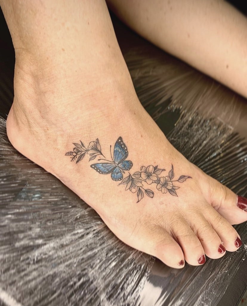 Imagem Com Tatuagem De Flor No Pé Delicada Com Borboleta Azul