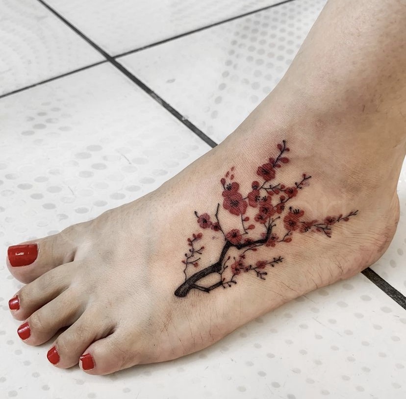 Imagem Com Tatuagem De Flor No Pé: Ameixeira