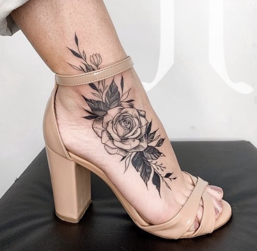 Imagem com tatuagem de flor no pé: rosa